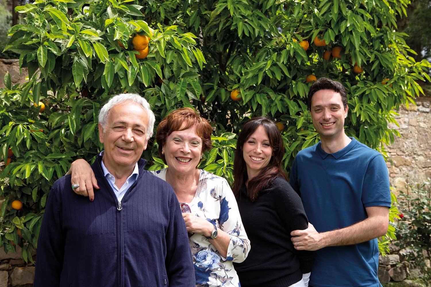 Winzer Paar mit zwei Kinder, Bäume im Hintergrund